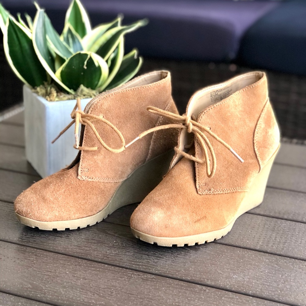 White Mountain faux suede tan ankle boots size 6.5
